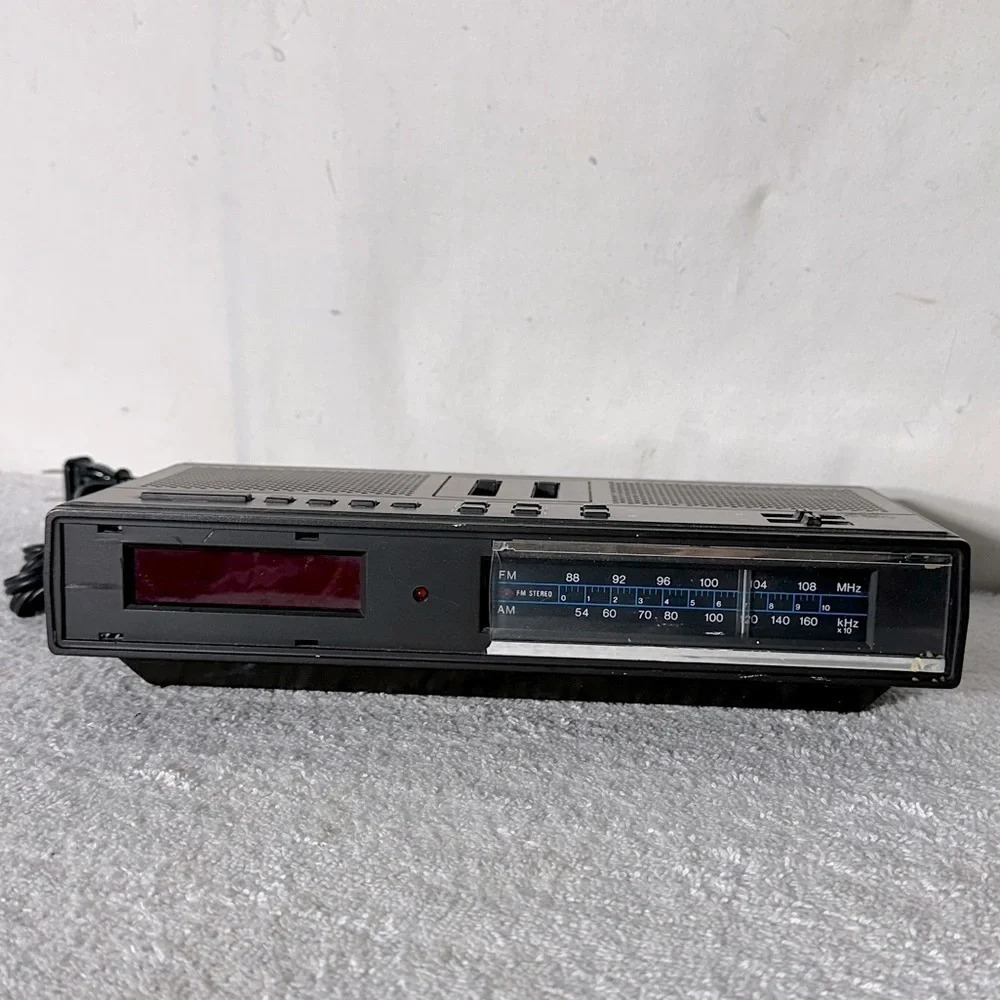 Vintage Realistic Digital Clock Radio For Parts